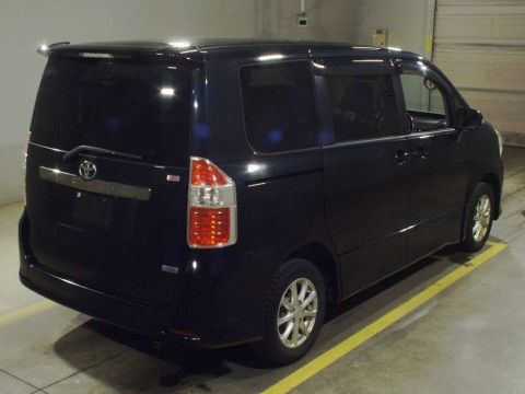 2007 Toyota Noah ZRR75W[1]