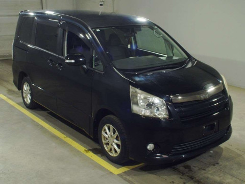 2007 Toyota Noah ZRR75W[2]