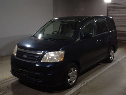 2005 Toyota Noah AZR60G[0]