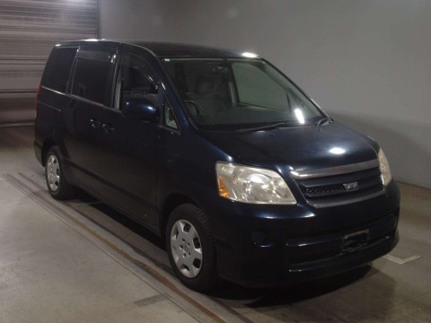 2005 Toyota Noah AZR60G[2]