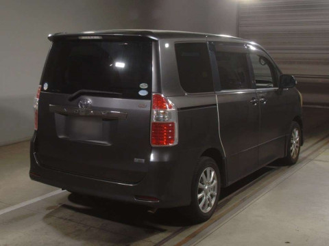 2007 Toyota Noah ZRR70W[1]