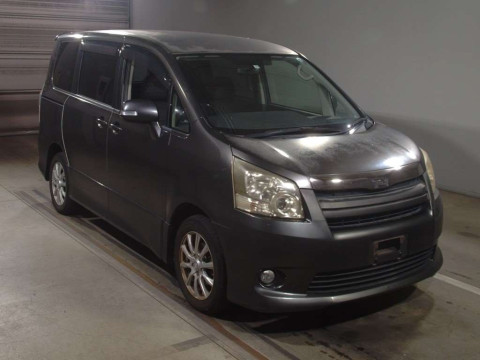 2007 Toyota Noah ZRR70W[2]