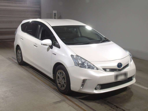 2013 Toyota Prius alpha ZVW41W[2]