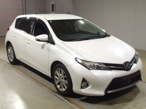 2012 Toyota Auris NZE181H[2]