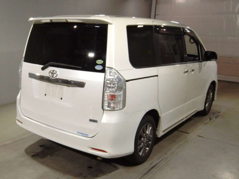 2012 Toyota Voxy ZRR70W[1]