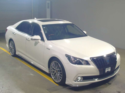 2015 Toyota Crown Majesta GWS214[2]