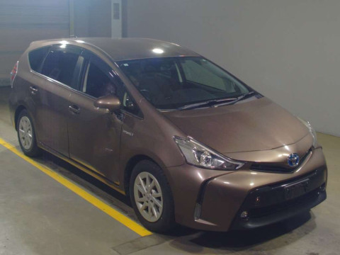 2015 Toyota Prius alpha ZVW40W[2]