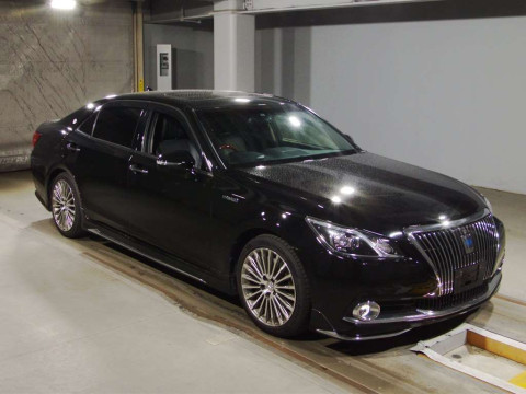 2015 Toyota Crown Majesta GWS214[2]