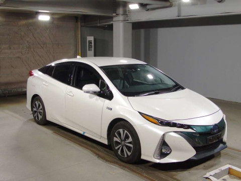 2018 Toyota Prius PHV ZVW52[2]