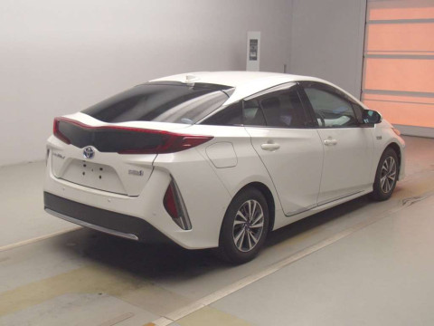 2017 Toyota Prius PHV ZVW52[1]