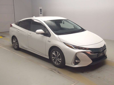 2017 Toyota Prius PHV ZVW52[2]