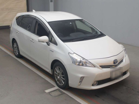 2014 Toyota Prius alpha ZVW41W[2]