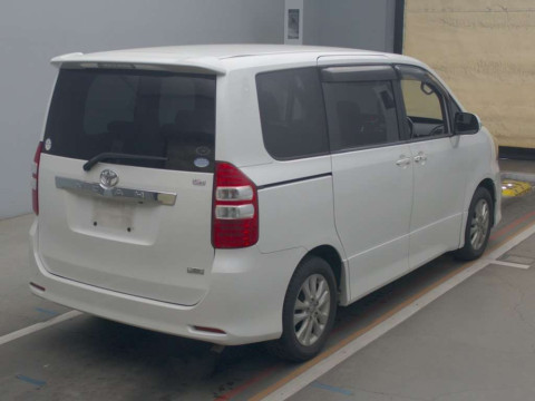 2010 Toyota Noah ZRR70W[1]