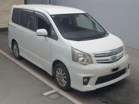 2010 Toyota Noah ZRR70W[2]