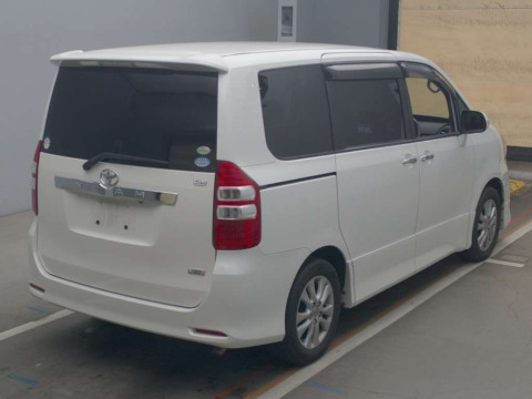 2011 Toyota Noah ZRR70W[1]