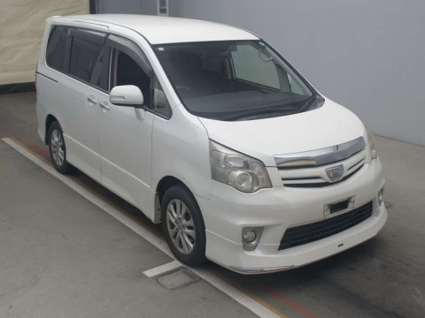 2011 Toyota Noah ZRR70W[2]