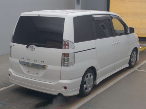 2004 Toyota Noah AZR60G[1]