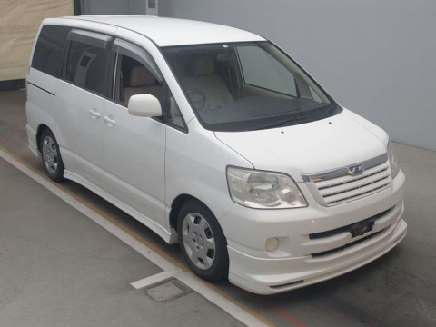 2004 Toyota Noah AZR60G[2]