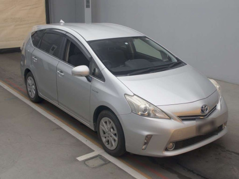 2012 Toyota Prius alpha ZVW41W[2]