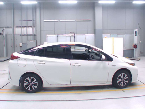 2018 Toyota Prius PHV ZVW52[2]