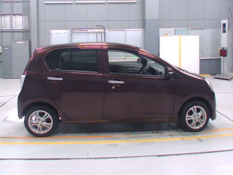 2013 Toyota Pixis Epoch LA310A[2]