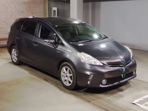 2013 Toyota Prius alpha ZVW41W[2]