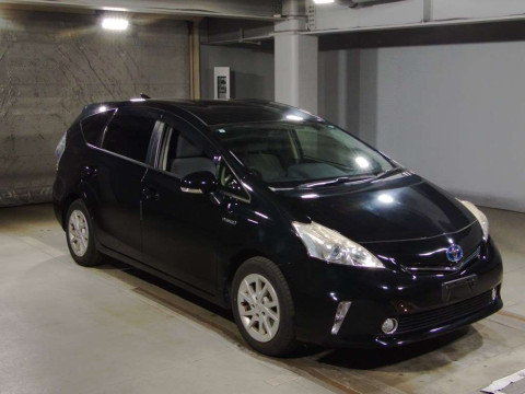 2013 Toyota Prius alpha ZVW41W[2]