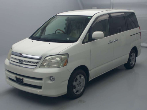 2005 Toyota Noah AZR60G[0]