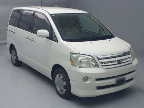 2005 Toyota Noah AZR60G[2]