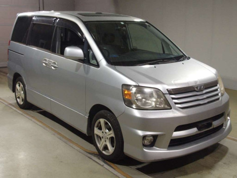 2002 Toyota Noah AZR60G[2]