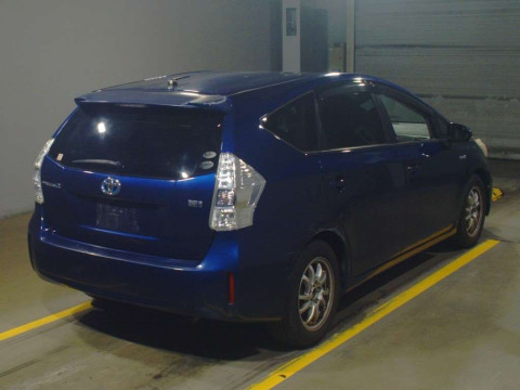 2011 Toyota Prius alpha ZVW41W[1]