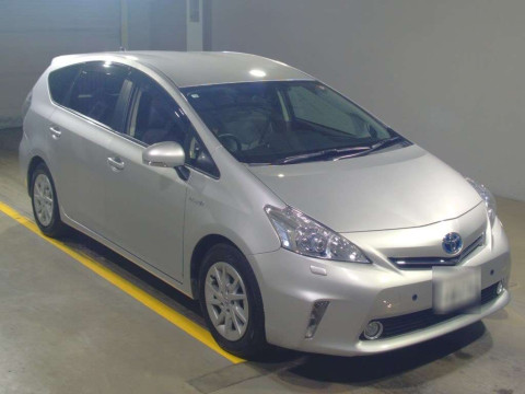 2012 Toyota Prius alpha ZVW41W[2]