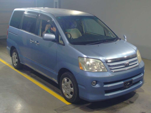 2006 Toyota Noah AZR60G[2]