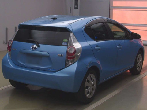 2014 Toyota Aqua NHP10[1]