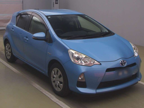 2014 Toyota Aqua NHP10[2]