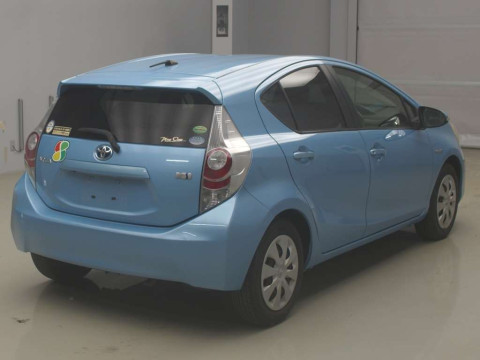 2013 Toyota Aqua NHP10[1]