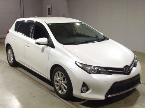 2013 Toyota Auris ZRE186H[2]