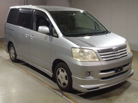 2003 Toyota Noah AZR60G[2]