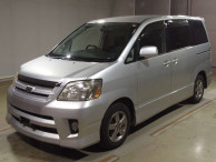 2004 Toyota Noah