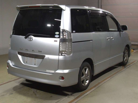 2004 Toyota Noah AZR60G[1]