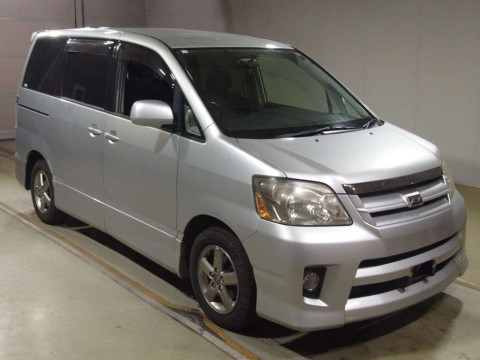 2004 Toyota Noah AZR60G[2]