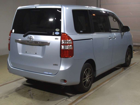 2010 Toyota Noah ZRR70G[1]