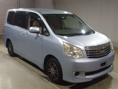 2010 Toyota Noah ZRR70G[2]