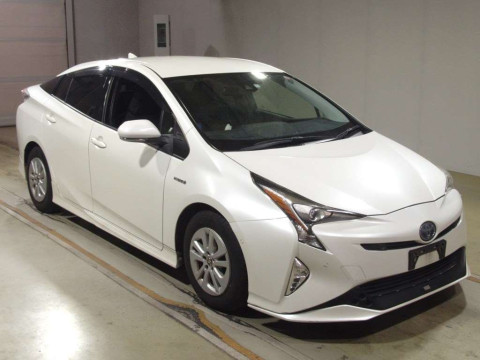 2016 Toyota Prius ZVW50[2]