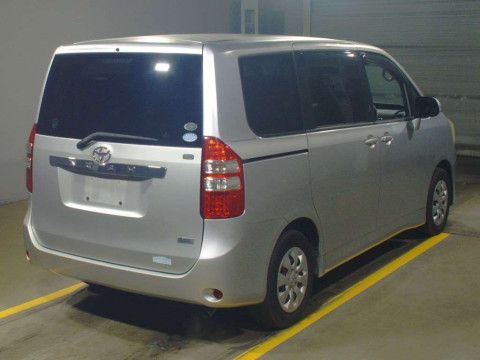 2010 Toyota Noah ZRR70G[1]