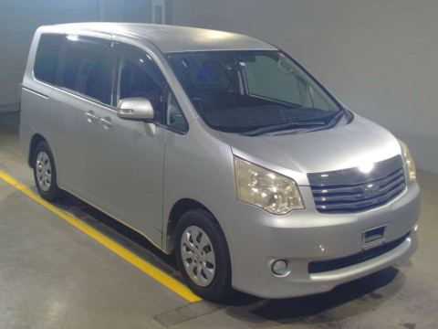 2010 Toyota Noah ZRR70G[2]