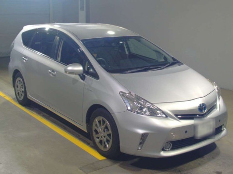 2015 Toyota Prius alpha ZVW41W[2]