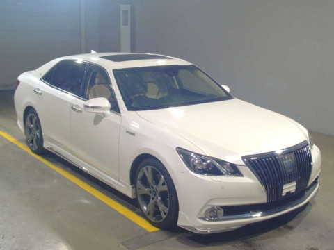 2018 Toyota Crown Majesta GWS214[2]