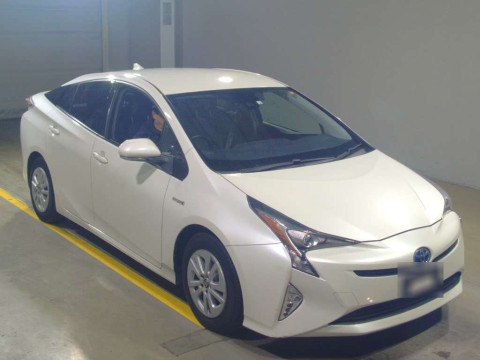 2016 Toyota Prius ZVW50[2]