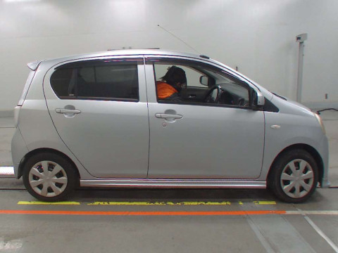 2013 Toyota Pixis Epoch LA300A[2]